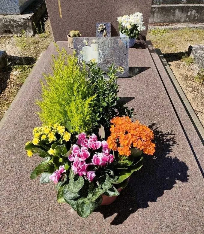 Sépulture fleurie avec une composition de fleurs naturelles
